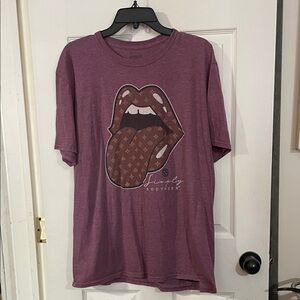 Simply Southern purple T-Shirt with Lip Design. Size XL